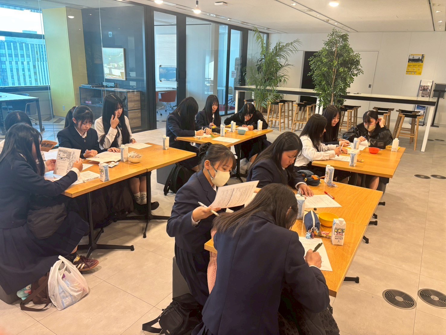 97％の中高生が生成AI活用に意欲、キャリア教育で責任ある利活用へ